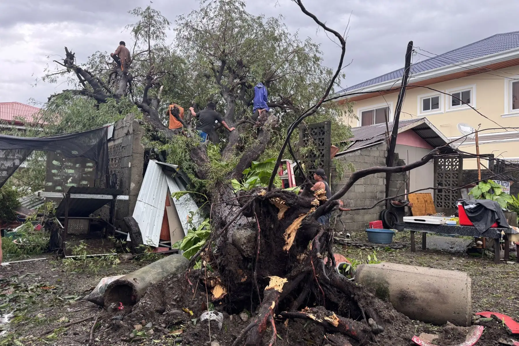 El supertifón desplazó a 17.562 personas, además de provocar inundaciones y deslizamientos de tierra en el norte del país asiático. Las autoridades suspendieron este martes, por segundo día consecutivo, las clases presenciales en decenas de provincias todavía afectadas por las lluvias asociadas a la tormenta. Foto: EFE