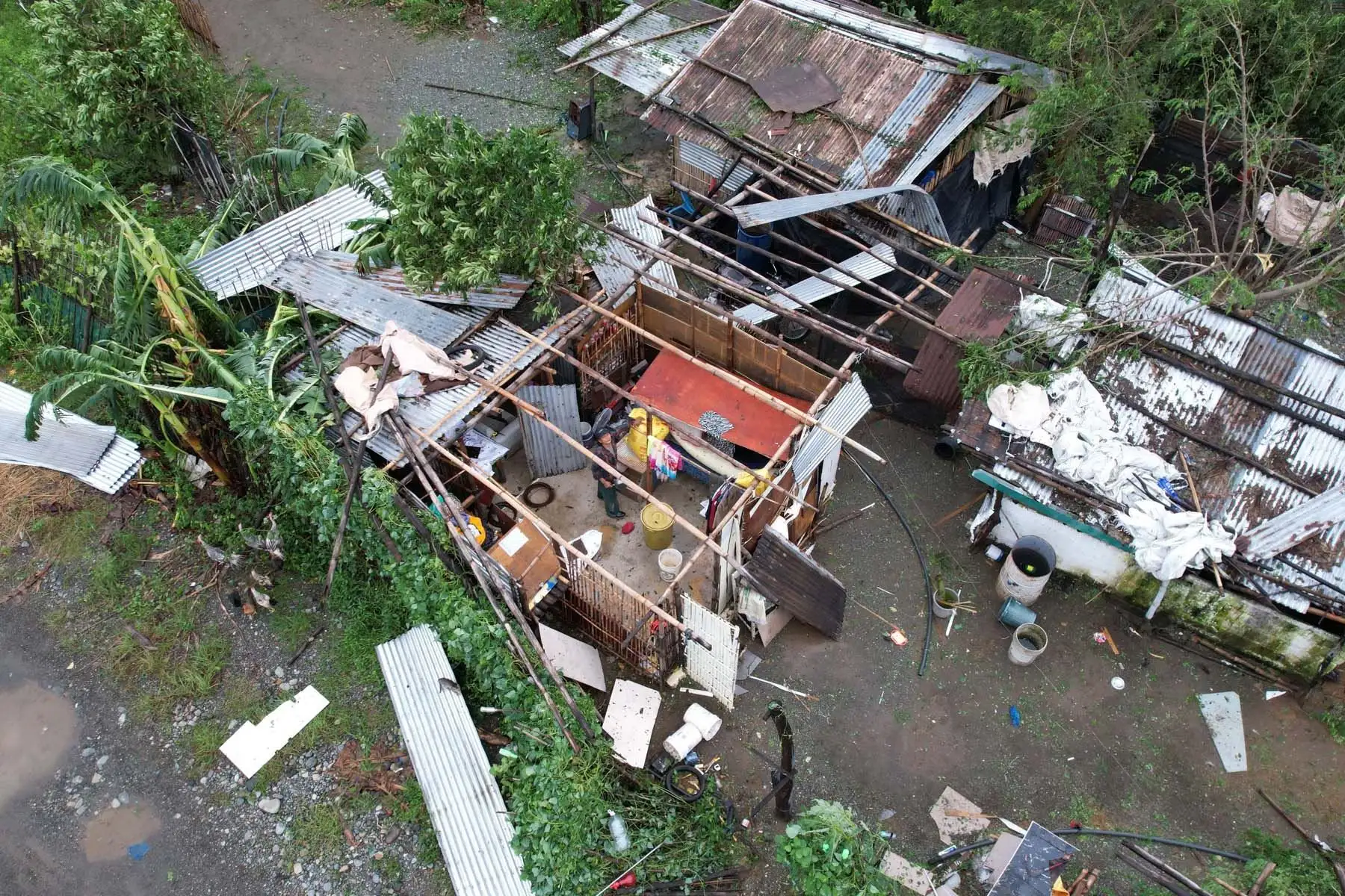 Ragasa tocó tierra ayer en la provincia de Cagayan, en el norte de Filipinas, acompañado de fuertes vientos sostenidos de 215 kilómetros por hora y rachas superiores a 265. Actualmente, el tifón ha perdido algo de fuerza y cuenta con ráfagas de hasta 230 kilómetros por hora, indicó la Agencia Meteorológica de Filipinas (PAGASA) en un comunicado. Foto: EFE
