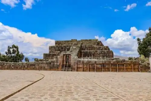 El Gobierno Regional de Ayacucho prevé invertir más de S/ 16 millones en los trabajos de restauración del Ushno, la prinicipal estructura ceremonial del complejo arqueológico Vilcas Huamán, de origen inca. ANDINA/Difusión
