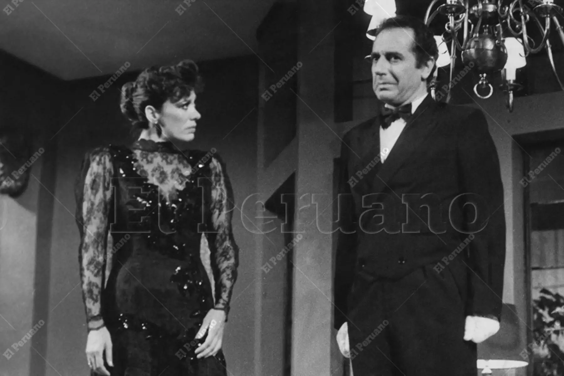 Lima - 1989 / Obra de teatro La zorra y el escorpión, de Alfonso Paso, protagonizada por Yvonne Frayssinet y Hernán Romero, puesta en escena en el Real Teatro de San isidro. 
Foto: Archivo Histórico de El Peruano