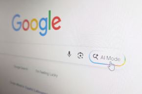 Google busca anticiparse al uso de inteligencia artificial generativa por parte de estafadores, quienes pueden crear anuncios engañosos a gran escala.