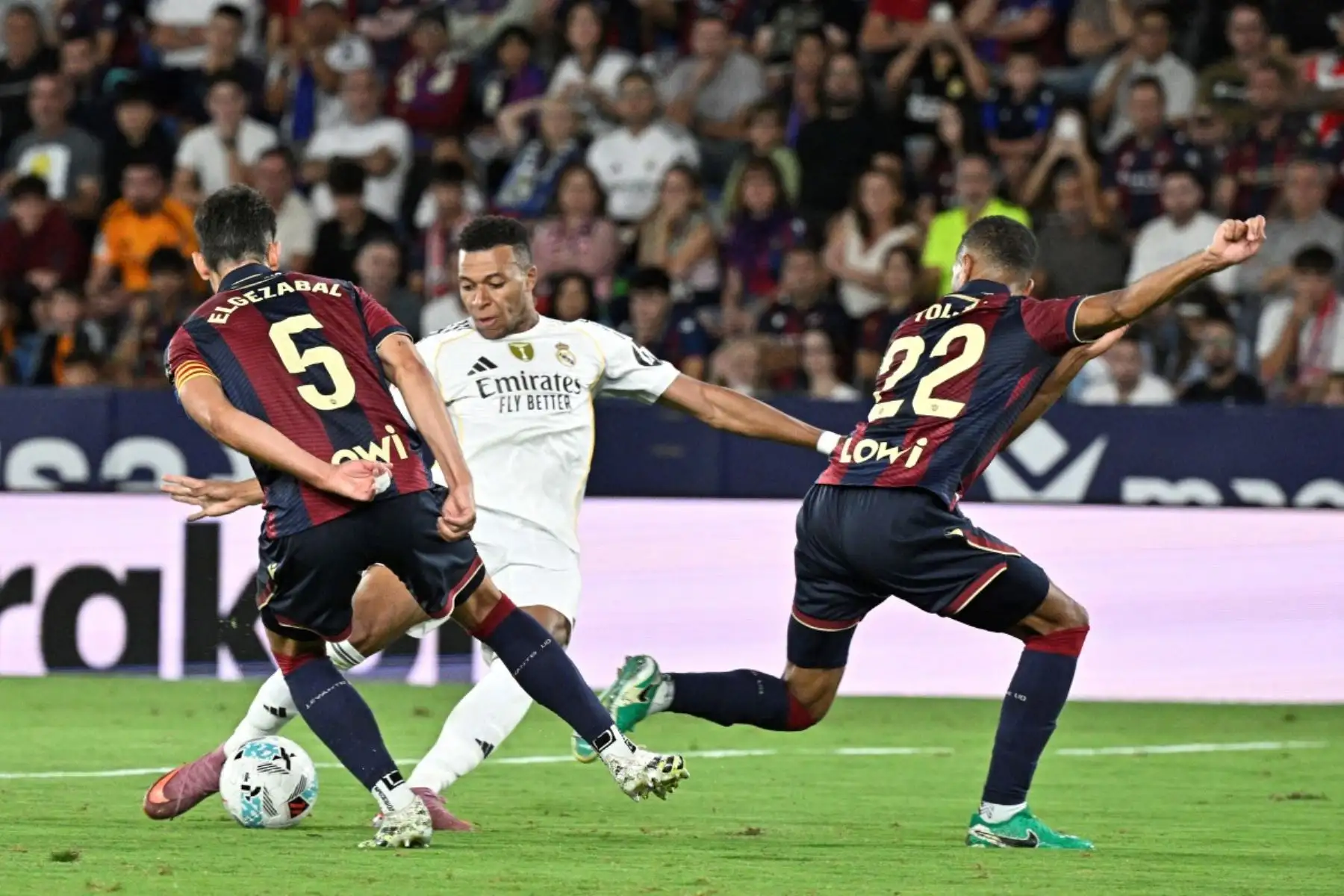 El Real Madrid venció 1-4 al Levante en el estadio Ciutat de Valencia, con doblete de Kylian Mbappé y un gol de Vinícius Júnior. Por su lado, el argentino Franco Masantuono marcó su primer gol con la camiseta blanca, convirtiéndose con 18 años y 40 días en el segundo jugador más joven en anotar con el club en el Siglo XXI. Una victoria que consolidó el inicio perfecto del equipo de Xabi Alonso. Foto: AFP