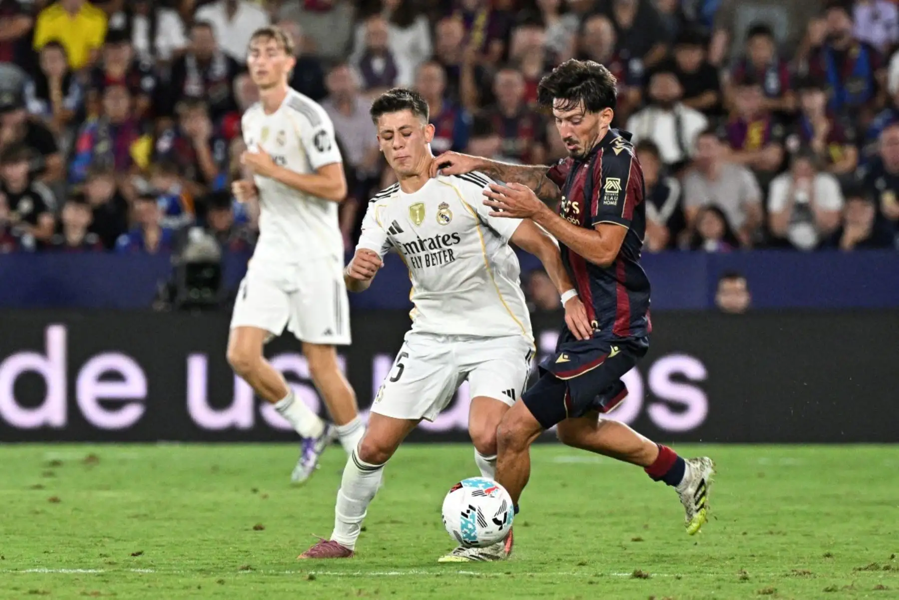 El Real Madrid venció 1-4 al Levante en el estadio Ciutat de Valencia, con doblete de Kylian Mbappé y un gol de Vinícius Júnior. Por su lado, el argentino Franco Masantuono marcó su primer gol con la camiseta blanca, convirtiéndose con 18 años y 40 días en el segundo jugador más joven en anotar con el club en el Siglo XXI. Una victoria que consolidó el inicio perfecto del equipo de Xabi Alonso. Foto: AFP