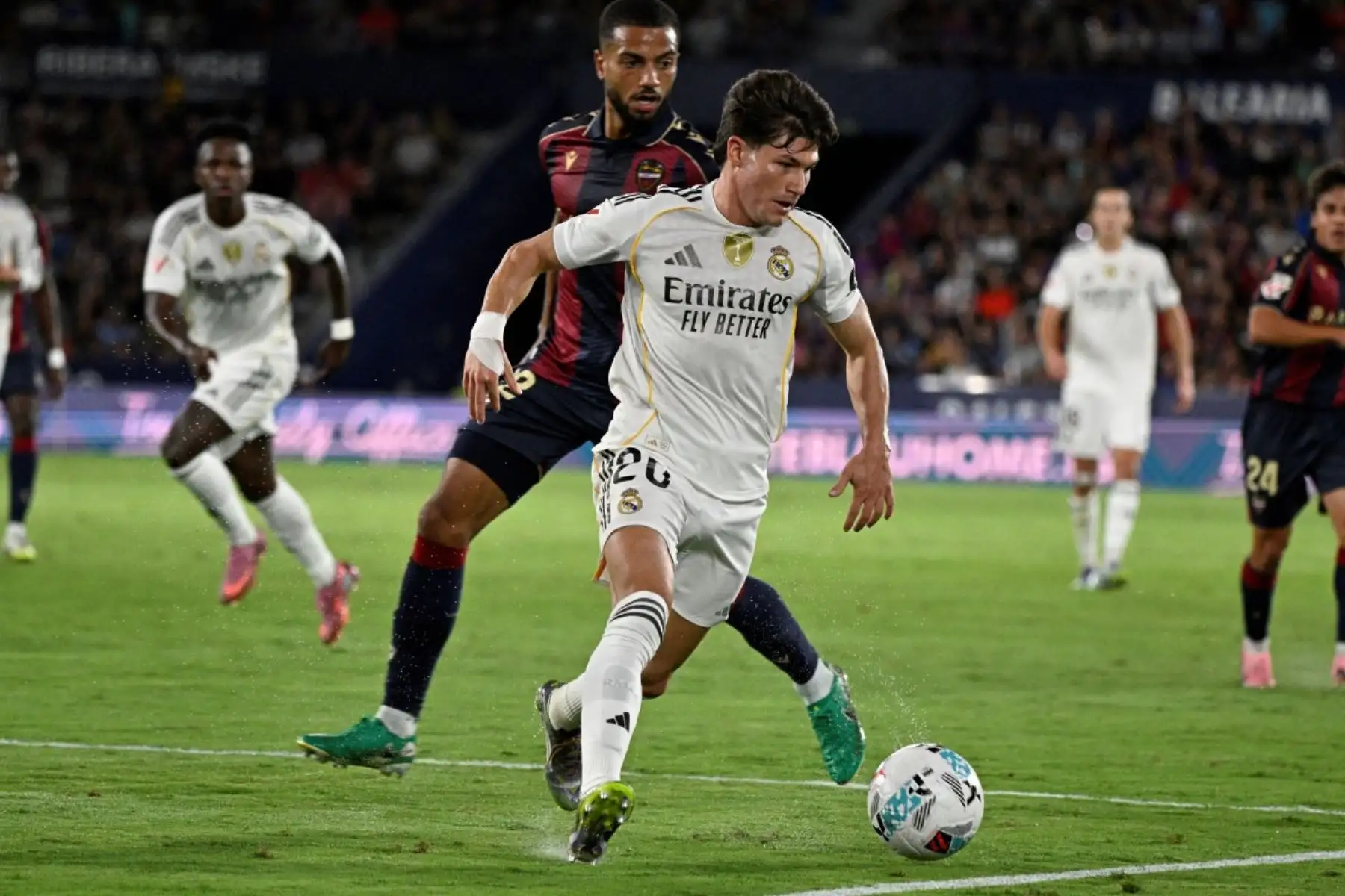 El Real Madrid venció 1-4 al Levante en el estadio Ciutat de Valencia, con doblete de Kylian Mbappé y un gol de Vinícius Júnior. Por su lado, el argentino Franco Masantuono marcó su primer gol con la camiseta blanca, convirtiéndose con 18 años y 40 días en el segundo jugador más joven en anotar con el club en el Siglo XXI. Una victoria que consolidó el inicio perfecto del equipo de Xabi Alonso. Foto: AFP