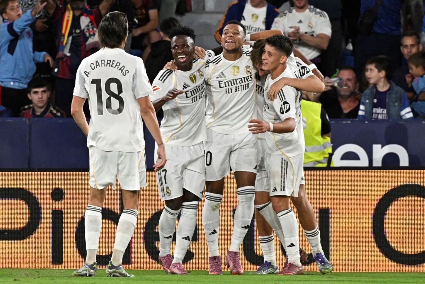 El Real Madrid venció 1-4 al Levante en el estadio Ciutat de Valencia, con doblete de Kylian Mbappé y un gol de Vinícius Júnior. Por su lado, el argentino Franco Masantuono marcó su primer gol con la camiseta blanca, convirtiéndose con 18 años y 40 días en el segundo jugador más joven en anotar con el club en el Siglo XXI. Una victoria que consolidó el inicio perfecto del equipo de Xabi Alonso. Foto: AFP