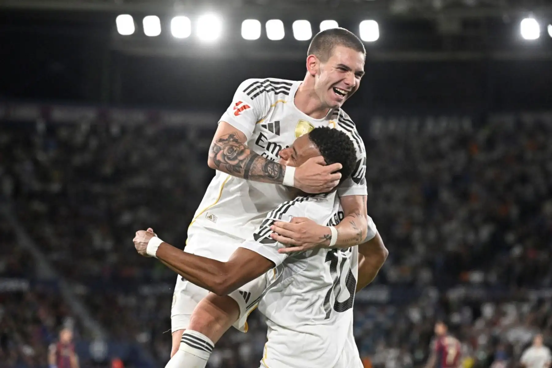 El Real Madrid venció 1-4 al Levante en el estadio Ciutat de Valencia, con doblete de Kylian Mbappé y un gol de Vinícius Júnior. Por su lado, el argentino Franco Masantuono marcó su primer gol con la camiseta blanca, convirtiéndose con 18 años y 40 días en el segundo jugador más joven en anotar con el club en el Siglo XXI. Una victoria que consolidó el inicio perfecto del equipo de Xabi Alonso. Foto: AFP
