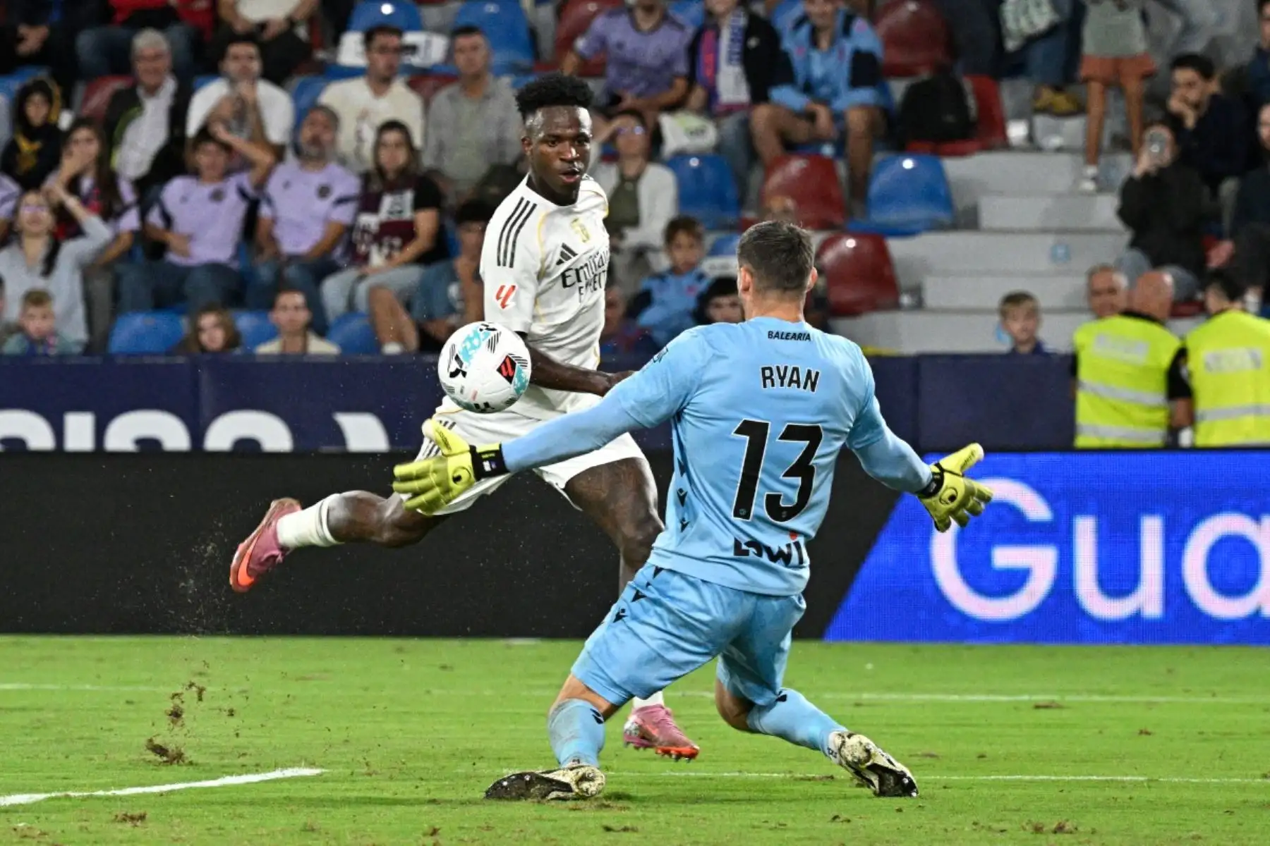 El Real Madrid venció 1-4 al Levante en el estadio Ciutat de Valencia, con doblete de Kylian Mbappé y un gol de Vinícius Júnior. Por su lado, el argentino Franco Masantuono marcó su primer gol con la camiseta blanca, convirtiéndose con 18 años y 40 días en el segundo jugador más joven en anotar con el club en el Siglo XXI. Una victoria que consolidó el inicio perfecto del equipo de Xabi Alonso. Foto: AFP