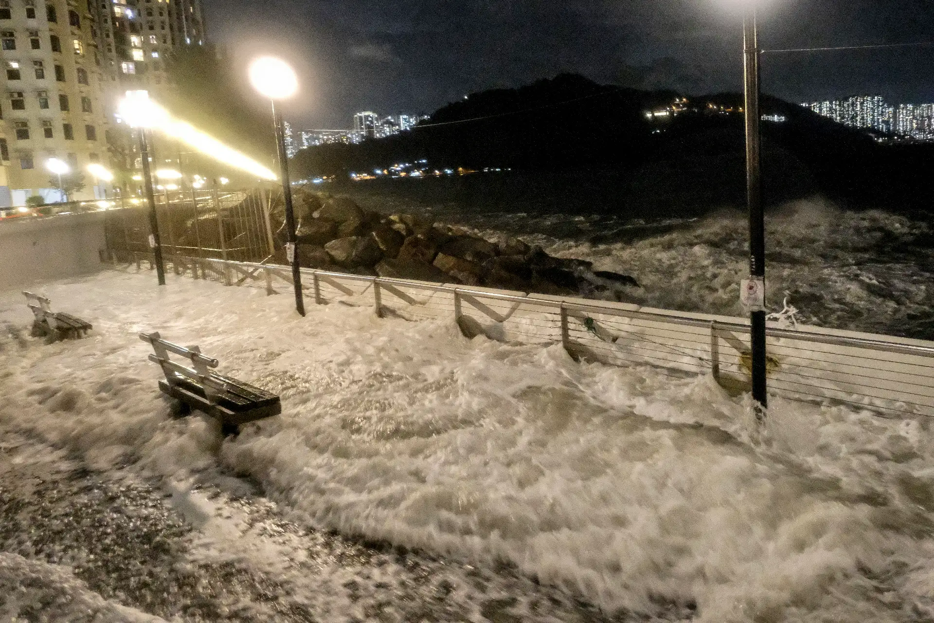 Ragasa embistió Hong Kong durante la madrugada del miércoles. Allí continúan cayendo lluvias torrenciales y un total de 90 personas tuvieron qu ser atendidas en hospitales públicos por lesiones vinculadas al ciclón. Foto: AFP
