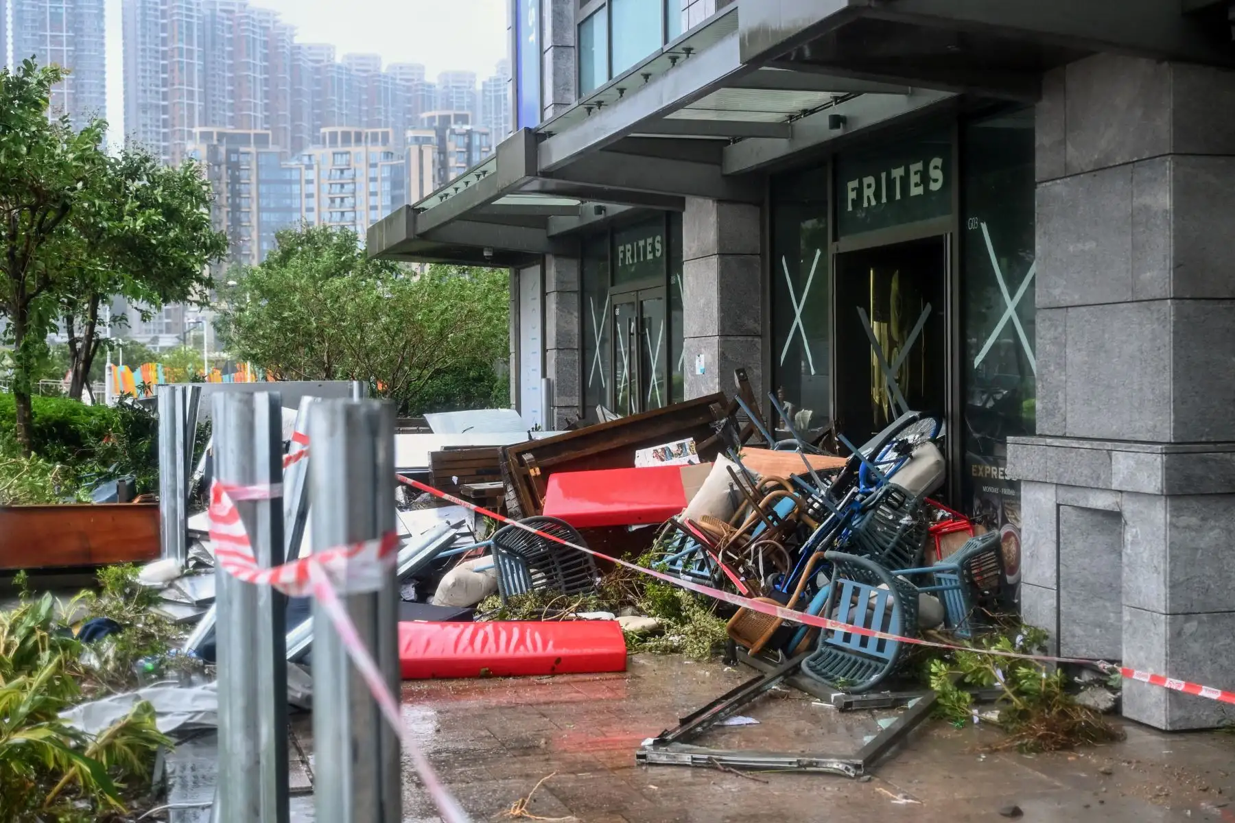 Ante la inminente llegada del ciclón tropical, las autoridades de toda China continental habían ordenado el cierre de negocios y escuelas en al menos diez ciudades del sur del país, lo que afectó a decenas de millones de personas. Foto: AFP