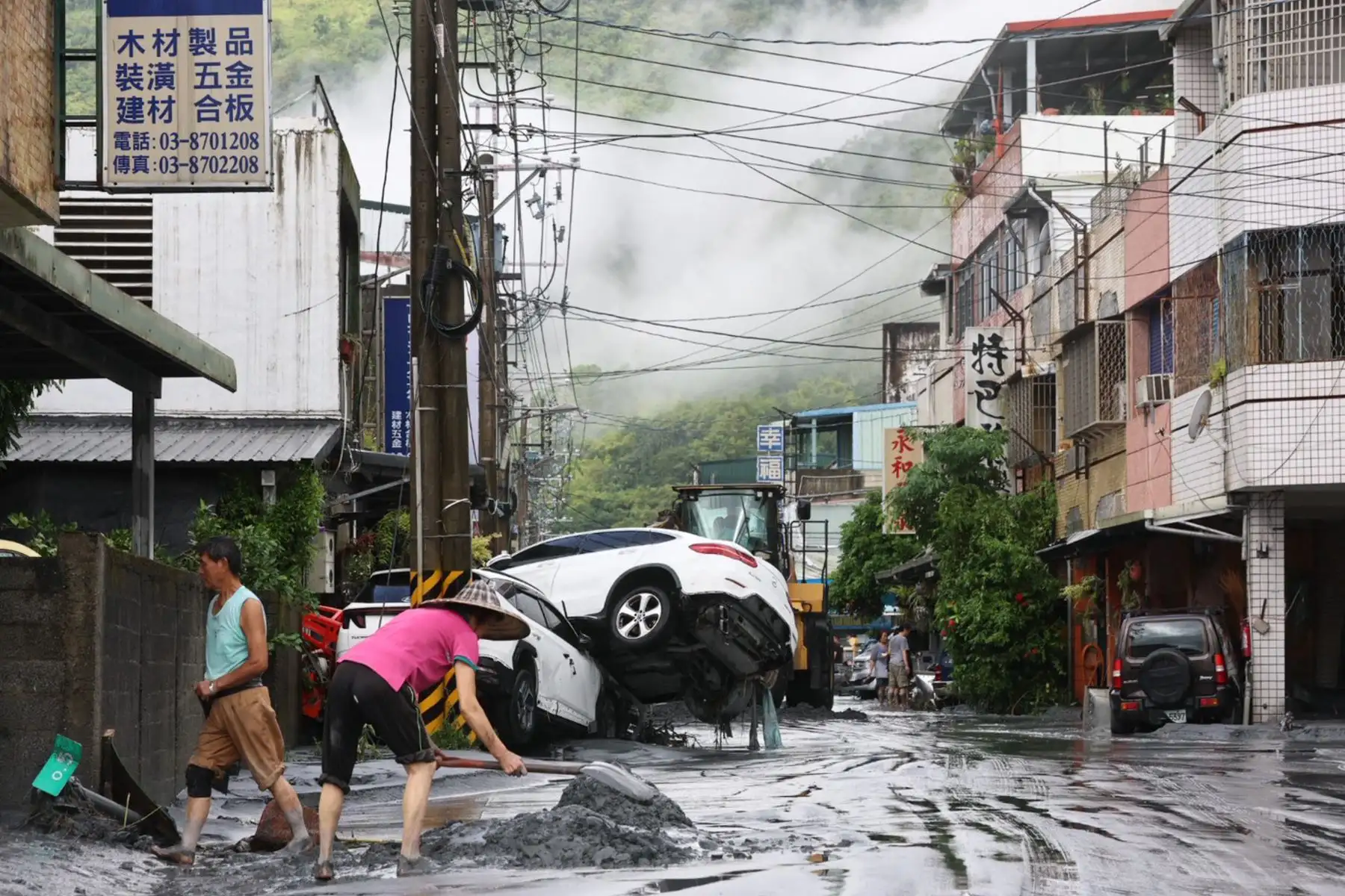 En Taiwán, al menos 17 personas murieron y 18 resultaron heridas cuando le barrera de un lago de varias décadas de antigüedad se rompió en el condado oriental de Hualien, según funcionarios regionales. Foto: AFP