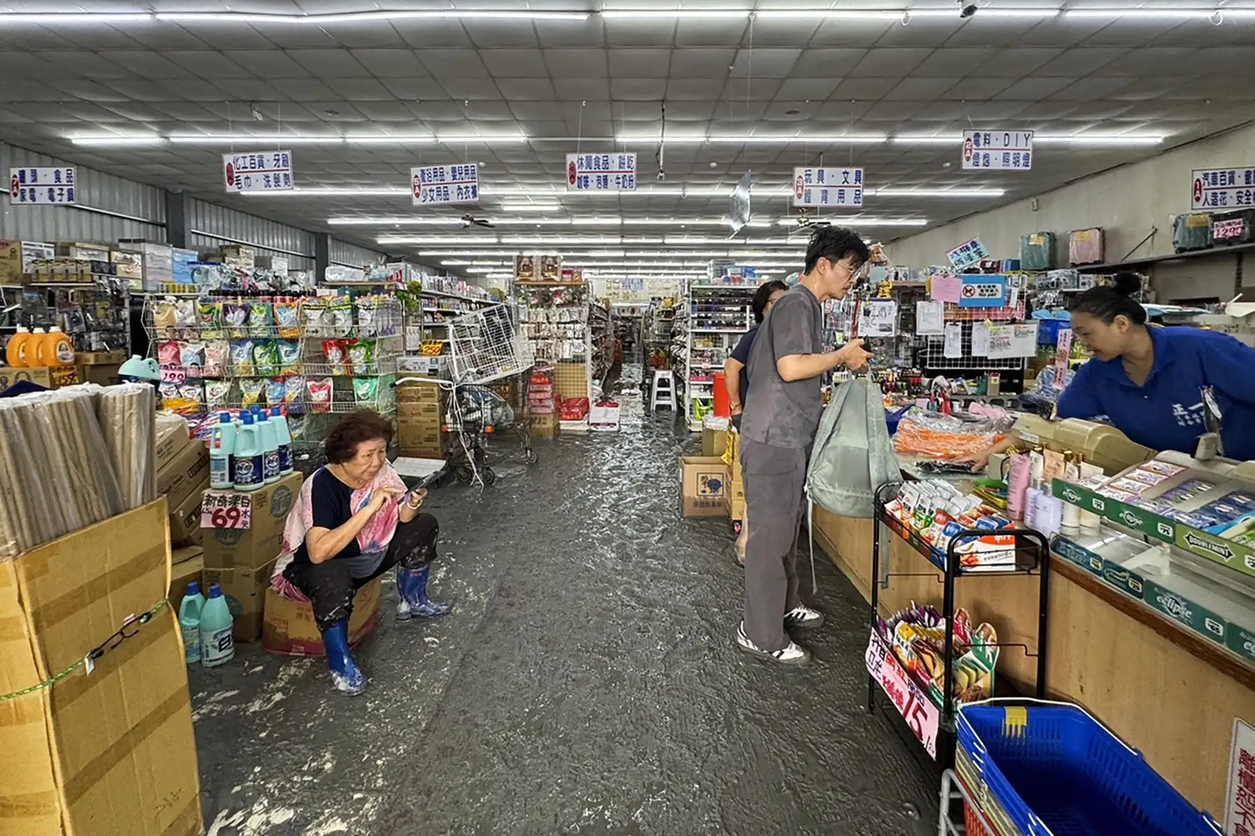 En Taiwán, al menos 17 personas murieron y 18 resultaron heridas cuando le barrera de un lago de varias décadas de antigüedad se rompió en el condado oriental de Hualien, según funcionarios regionales. Foto: AFP