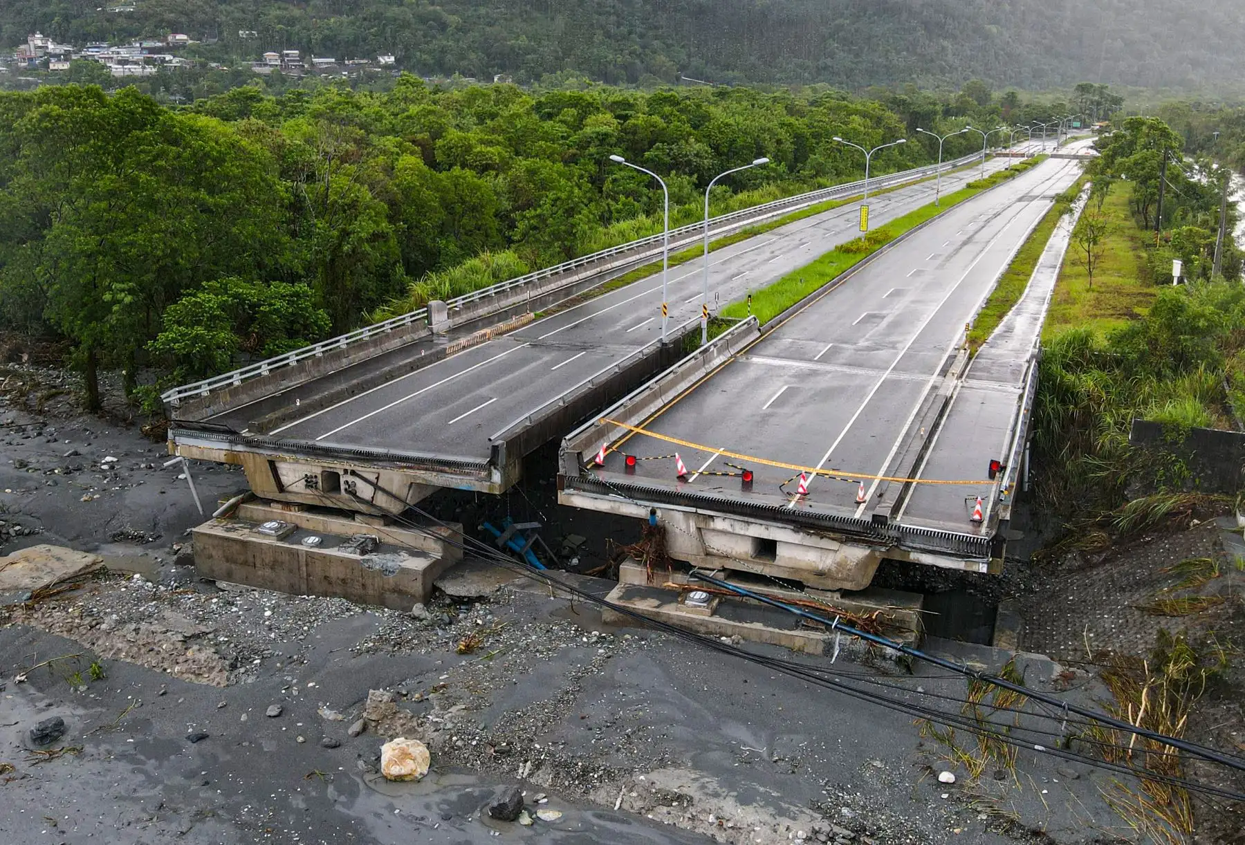 En Taiwán, al menos 17 personas murieron y 18 resultaron heridas cuando le barrera de un lago de varias décadas de antigüedad se rompió en el condado oriental de Hualien, según funcionarios regionales. Foto: AFP