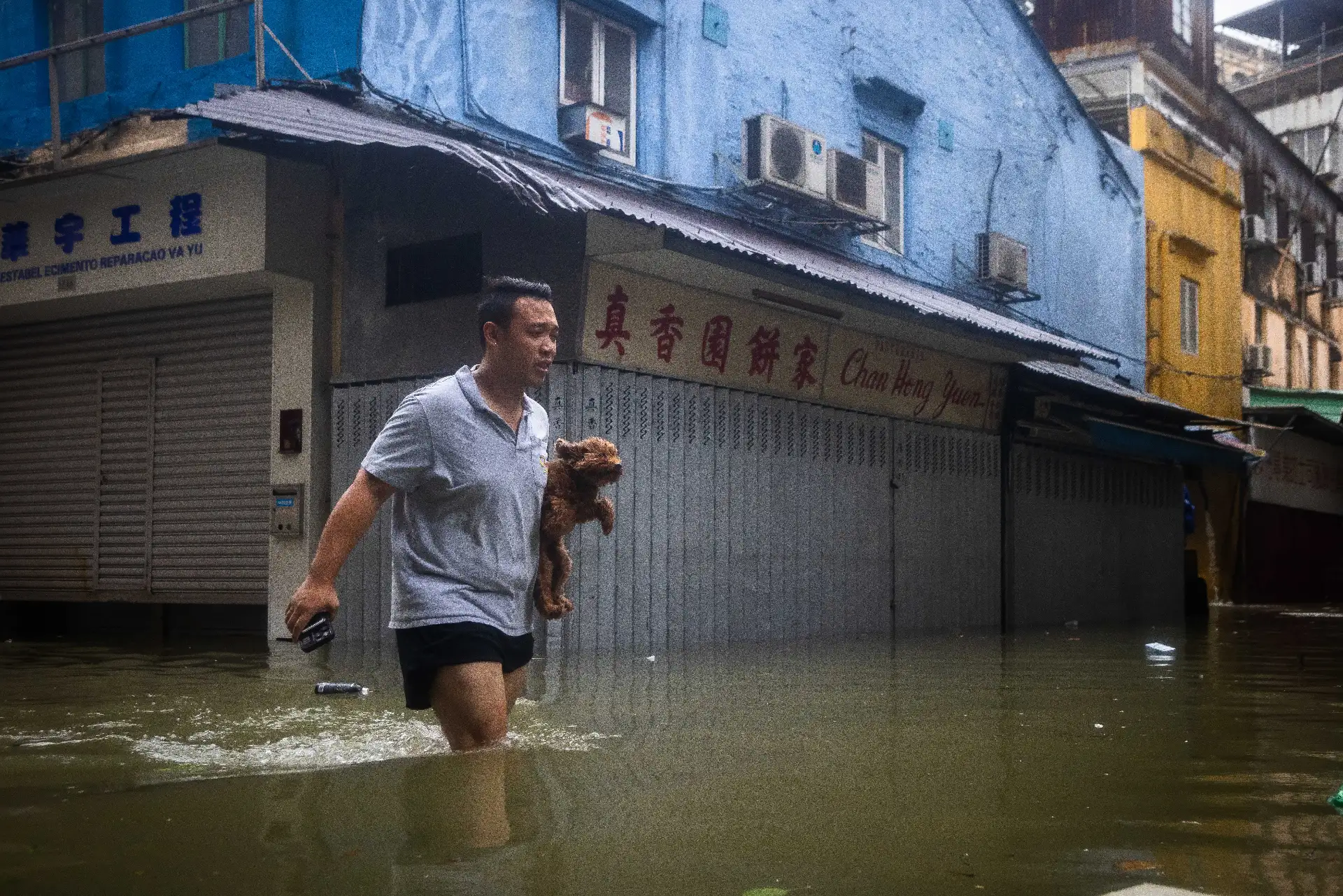 El supertifón Ragasa tocó tierra este miércoles en el sur de China continenta tras azotar Hong Kong con fuertes vientos y lluvias torrenciales y causar al
menos 17 muertos en Taiwán. Foto: AFP