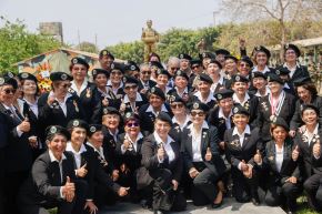 Las gemelas Jossie y Silvana Estremadoyro, integrantes de la primera promoción femenina de paracaidistas del Ejército del Perú en 1975, celebraron hoy 50 años de aquel histórico ingreso. Con apenas 17 años desafiaron prejuicios y abrieron camino a las mujeres en esta disciplina militar, convirtiéndose en referentes de valentía y disciplina. Foto: ANDINA/Luis Iparraguirre
