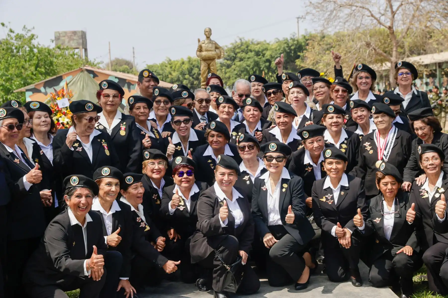 Las gemelas Jossie y Silvana Estremadoyro, integrantes de la primera promoción femenina de paracaidistas del Ejército del Perú en 1975, celebraron hoy 50 años de aquel histórico ingreso. Con apenas 17 años desafiaron prejuicios y abrieron camino a las mujeres en esta disciplina militar, convirtiéndose en referentes de valentía y disciplina. Foto: ANDINA/Luis Iparraguirre