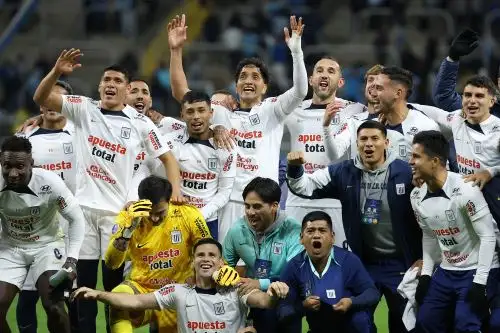 Los jugadores de Alianza Lima celebran tras clasificar a los octavos de final durante el partido de eliminatoria de la Copa Sudamericana entre Gremio de Brasil y Alianza Lima de Perú en el Estadio Arena do Gremio en Porto Alegre. Foto: AFP