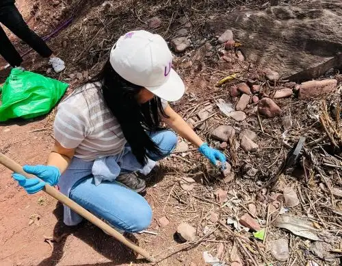 Trabajadores del Gore Cusco y voluntarios de la Universidad Continental retiraron una tonelada y media de residuos sólidos de la laguna Huacarpay, un espejo de agua reconocido como humedal de importancia internacional por la Convención Ramsar. ANDINA/Difusión