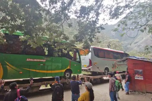 Pobladores del distrito de Machu Picchu Pueblo saludaron el arribo de los primeros buses de servicio turístico que cubrirán la ruta a Machu Picchu. ANDINA/Difusión
