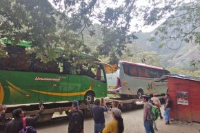 Pobladores del distrito de Machu Picchu Pueblo saludaron el arribo de los primeros buses de servicio turístico que cubrirán la ruta a Machu Picchu. ANDINA/Difusión