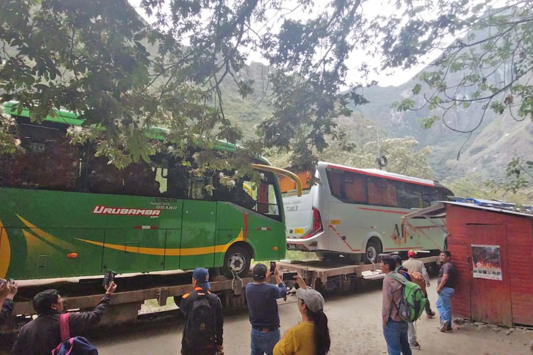 Pobladores del distrito de Machu Picchu Pueblo saludaron el arribo de los primeros buses de servicio turístico que cubrirán la ruta a Machu Picchu. ANDINA/Difusión