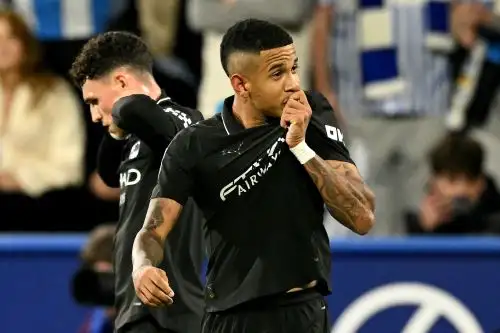 El centrocampista brasileño #26 Savinho del Manchester City celebra el segundo gol del equipo durante el partido de tercera ronda de la Copa de la Liga inglesa entre el Huddersfield Town y el Manchester City en el Accu Stadium en Huddersfield. Foto: AFP