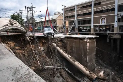 Una pista se desploma sobre un túnel de metro en construcción en Tailandia
