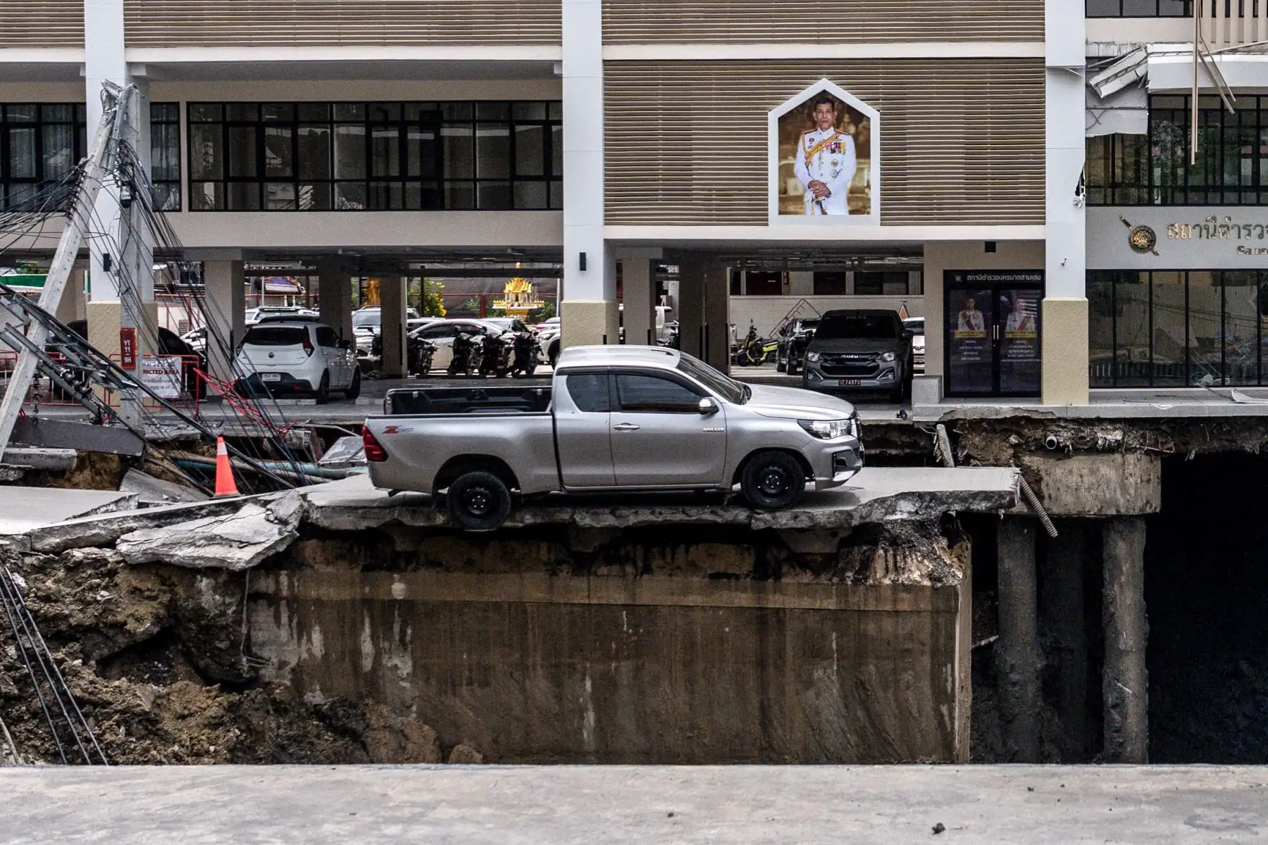 Un vehículo se encuentra al borde de un agujero en el suelo de 50 metros de profundidad después de que una carretera se derrumbara cerca de un hospital en Bangkok, Tailandia, el 24 de septiembre de 2025. Foto: AFP