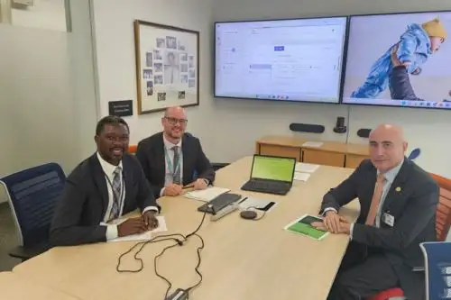 El  titular del MVCS Durich Whittembury, se reunió con el director ejecutivo de oficio de Sanitation and Water for All (SWA), Muyatwa Sitali, en Nueva York. Foto: Cortesía.