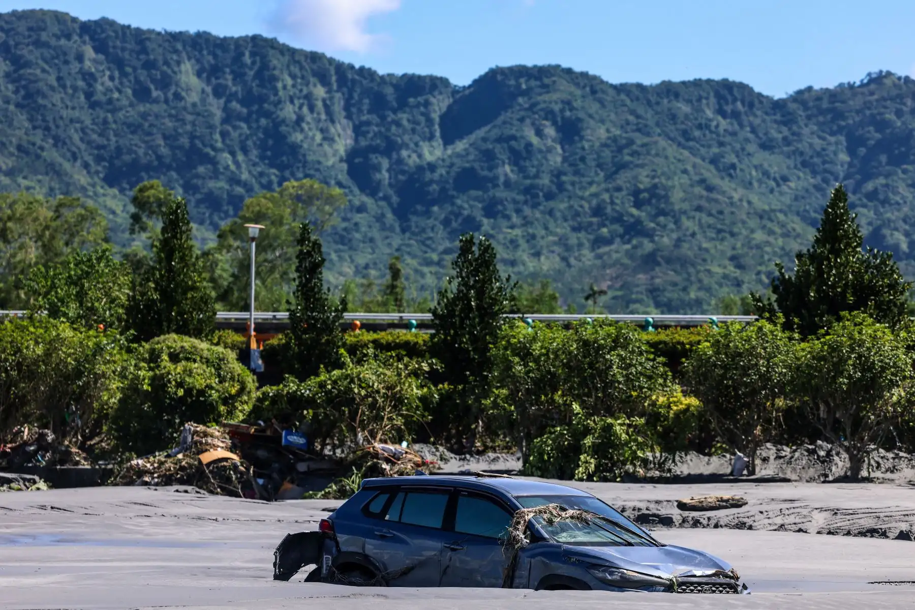 Un coche quedó atascado en el lodo tras el desbordamiento de un lago barrera en Hualien, tras las lluvias torrenciales del supertifón Ragasa cuando bordeó Taiwán. Foto: AFP
