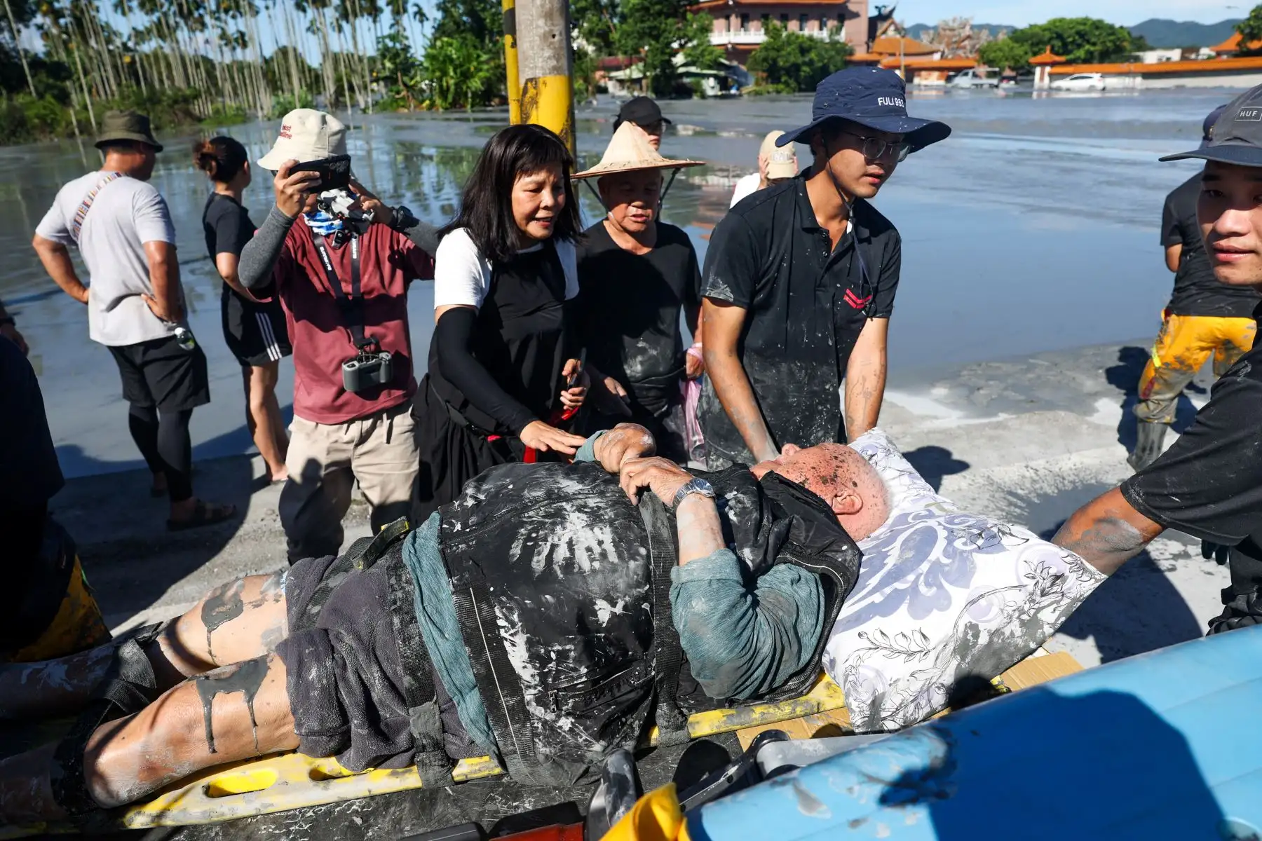 Un anciano es rescatado en camilla tras el desbordamiento de un lago barrera en Hualien, tras las lluvias torrenciales del supertifón Ragasa. Foto: AFP
