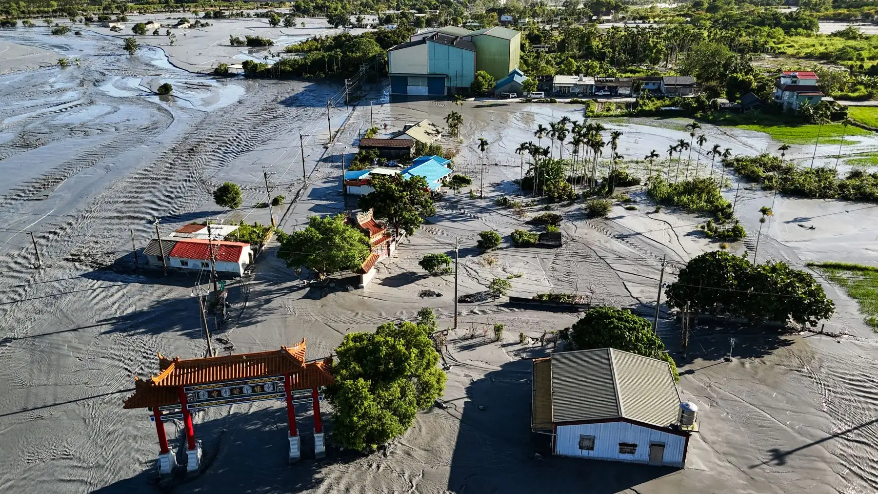 Una imagen aérea muestra parte del municipio de Guangfu inundado tras el desbordamiento de un lago barrera en Hualien. Foto: AFP