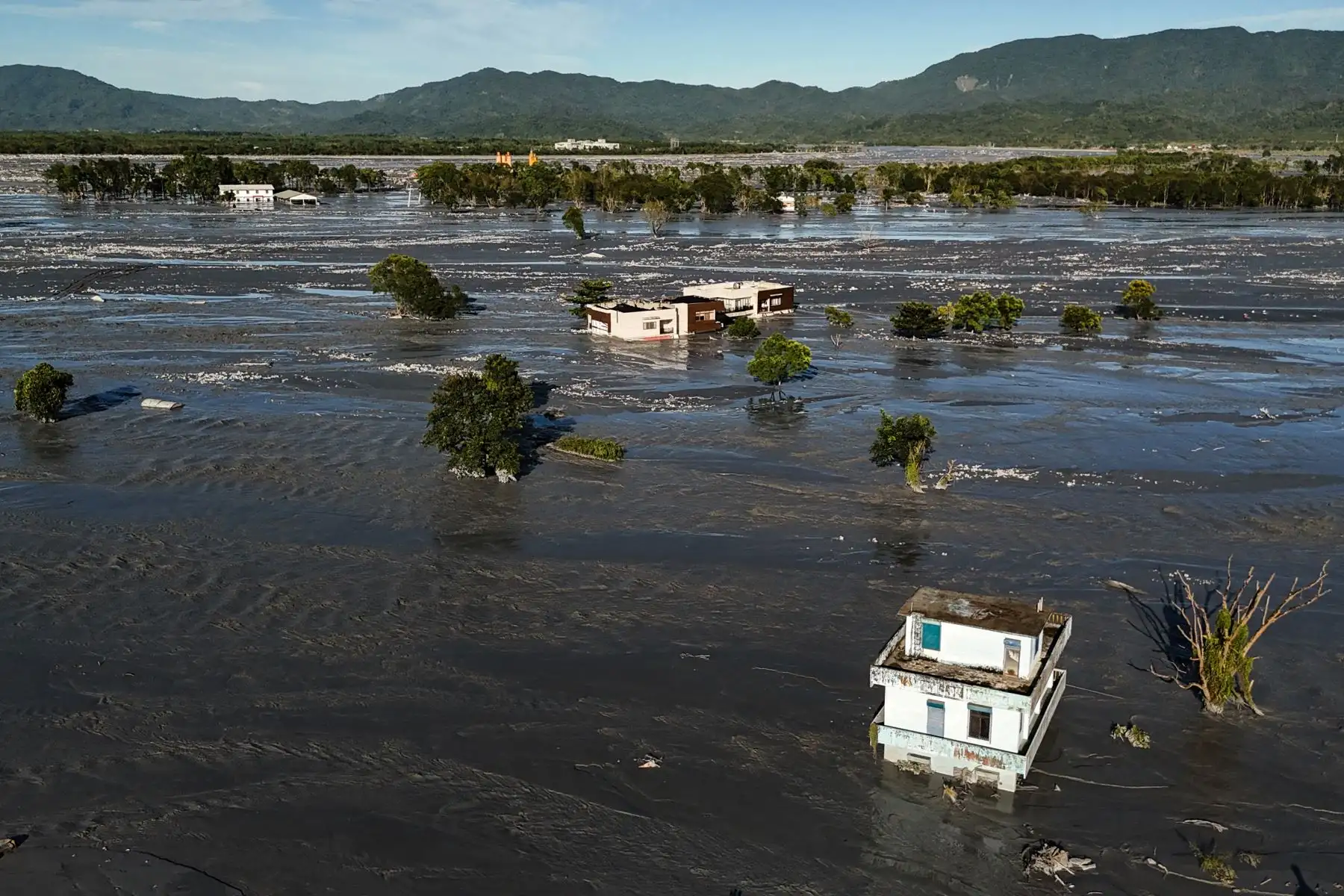 Una imagen aérea muestra las aguas inundadas cubriendo partes del municipio de Guangfu tras el desbordamiento de un lago barrera en Hualien. Foto: AFP