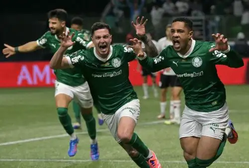 Vitor Roque celebra el primer gol del Palmeiras