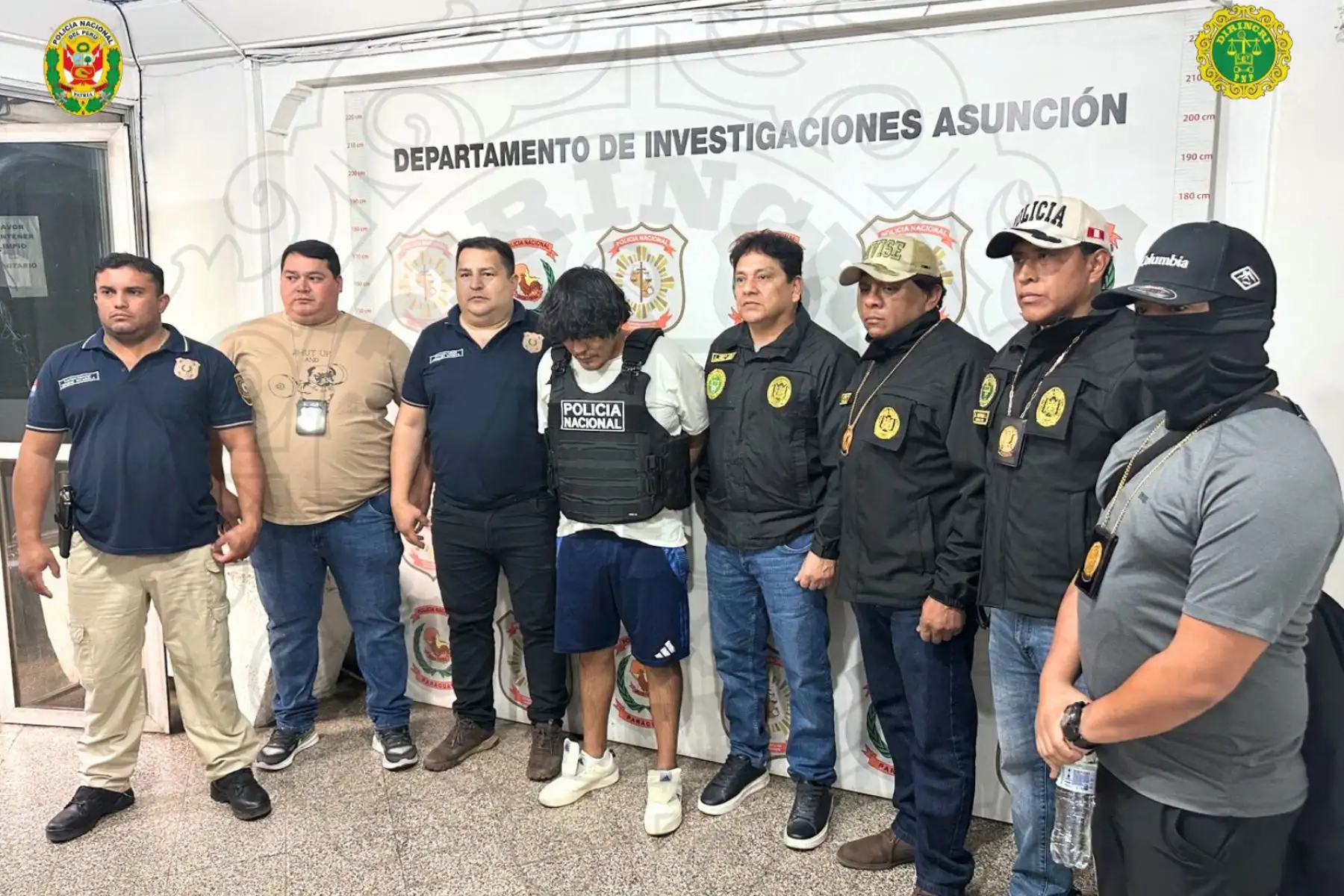 Miembros de la Policía peruana y paraguaya junto a Erick Moreno Hernández “El Monstruo”, capturado en Paraguay este miércoles 24 de septiembre. Foto: ANDINA/Difusión