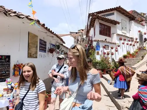 La Gercetur Cusco puso en valor la tradicional calle Siete Borreguitos y le otorga la distinción turística Jerarquía 2 que reconoce el gran interés turístico que concita esta calle ubicada en el centro histórico de Cusco. ANDINA/Percy Hurtado Santillán