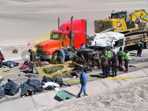 El accidente en la carretera Puno - Moquegua dejó como saldo 14 personas fallecidas.