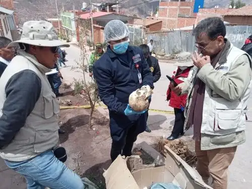 La Policía Nacional, el Ministerio Público y la Dirección de Cultura de Cusco hallaron un fardo funerario en el interior de una caja de cartón que se encontraba abandonada en una calle del distrito cusqueño de San Sebastián. ANDINA/Percy Hurtado Santillán