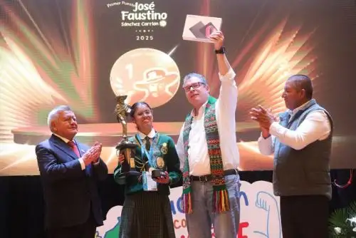 En el Teatro Municipal de Huamachuco fueron premiados Estefanny Grandez Acosta (Amazonas), Neyssoon Navarro Huamán (Madre de Dios) y Eva Molina Halanocca (Cusco),