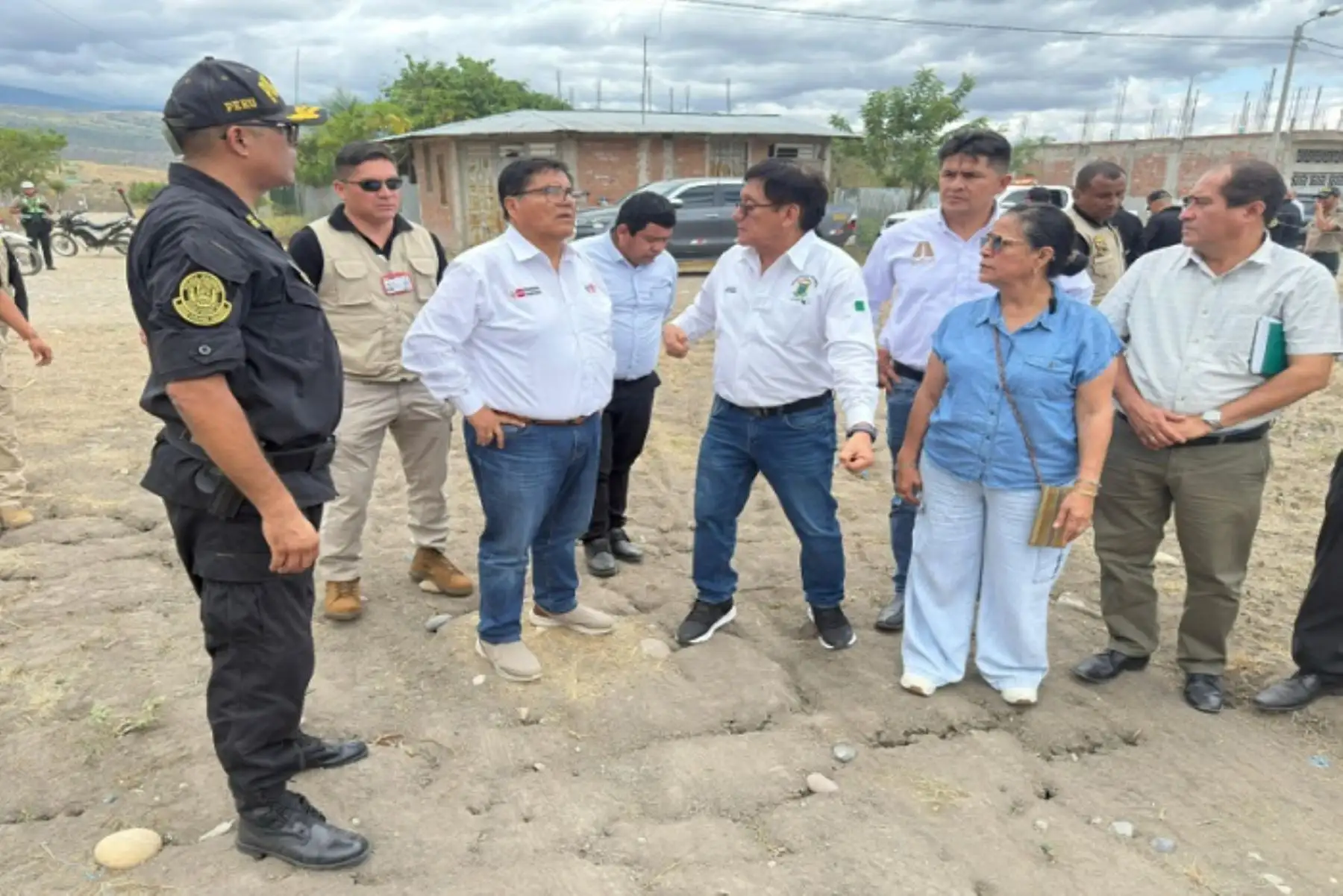 Ministro Visita Escuela de Policía: ¿La Nueva Arma Secreta Contra el Crimen o Solo un Paseo Turístico?