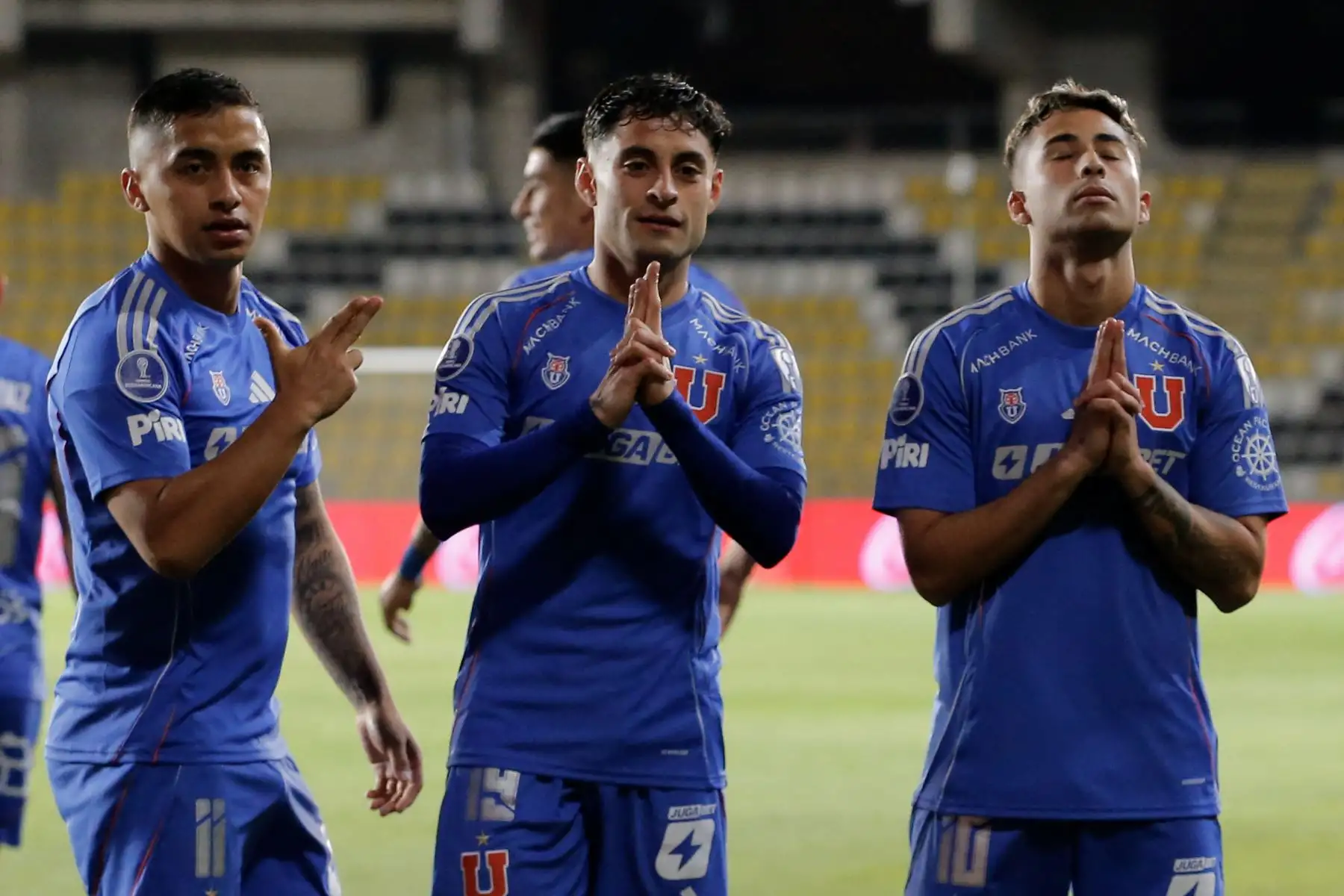 El delantero de la Universidad de Chile, Lucas Assadi, celebra con sus compañeros de equipo, el delantero Nicolás Guerra y el mediocampista Javier Altamirano, después de anotar el primer gol de su equipo durante el partido de vuelta de los cuartos de final de la Copa Sudamericana entre la Universidad de Chile y la Alianza Lima en el Estadio Francisco Sánchez Rumoroso en Coquimbo, Chile. Foto: AFP