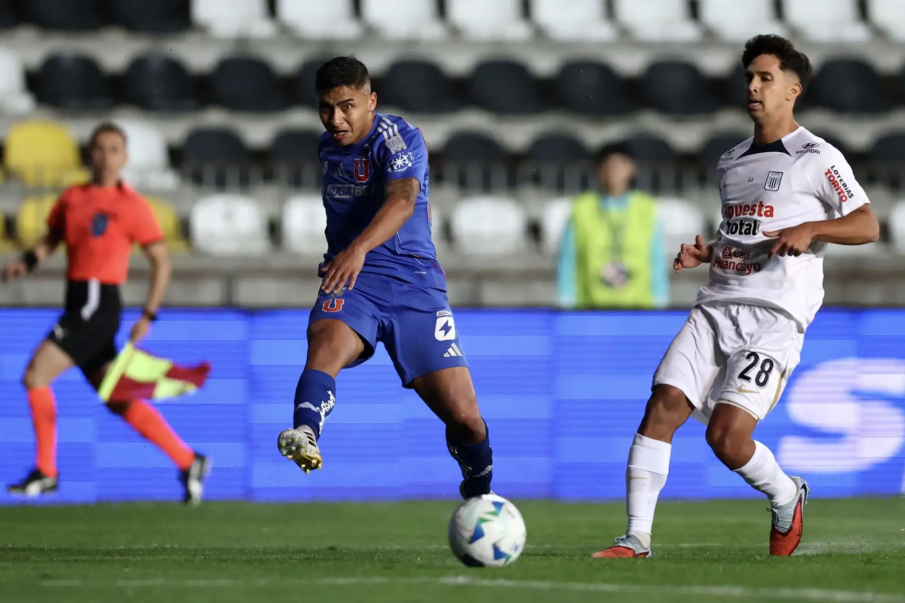 El delantero de la Universidad de Chile, Nicolás Guerra, y el mediocampista de Alianza Lima, Alessandro Burlamaqui, luchan por el balón durante el partido de vuelta de los cuartos de final de la Copa Sudamericana entre la Universidad de Chile y Alianza Lima en el Estadio Francisco Sánchez Rumoroso en Coquimbo, Chile. Foto: AFP