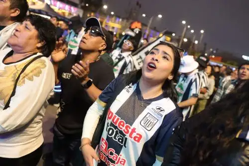 Hinchas de Alianza Lima alientan a su equipo ante su partido con Universidad de Chile por la Copa Sudamericana