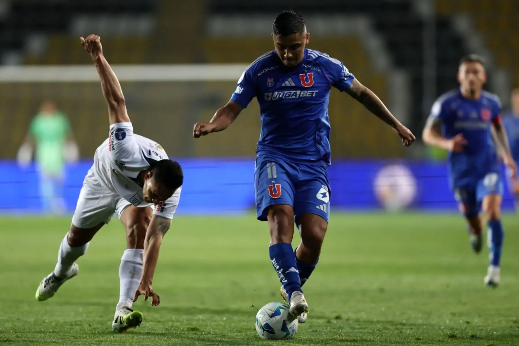 El defensor de Alianza Lima, Renzo Garcés, y el delantero de la Universidad de Chile, Nicolás Guerra, luchan por el balón durante el partido de vuelta de los cuartos de final de la Copa Sudamericana entre la Universidad de Chile y Alianza Lima en el Estadio Francisco Sánchez Rumoroso en Coquimbo, Chile. Foto: AFP