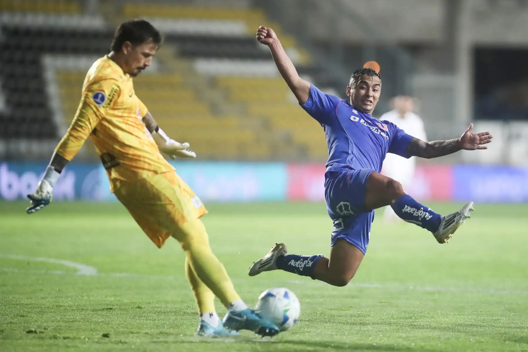 Nicolás Guerra de U. de Chile disputa el balón con Guillermo Viscarra Bruckner de Alianza este jueves, en el partido de la Copa Sudamericana entre Universidad de Chile y Alianza Lima en el estadio Francisco Sánchez Rumoroso, en Coquimbo, Chile. Foto: EFE