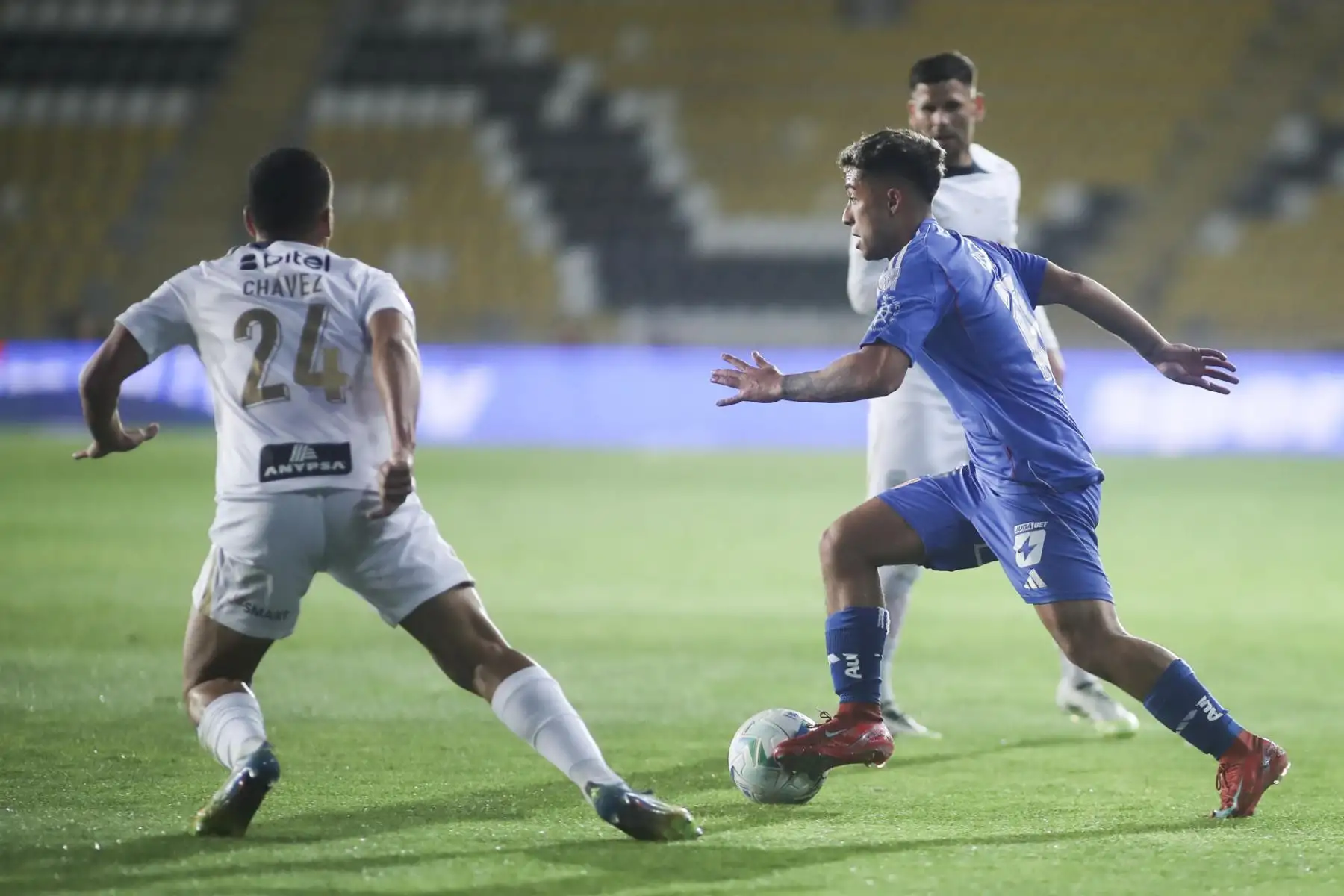 Lucas Assadi de U. de Chile disputa el balón con Gianfranco Chávez Massoni de Alianza este jueves, en el partido de la Copa Sudamericana entre Universidad de Chile y Alianza Lima en el estadio Francisco Sánchez Rumoroso, en Coquimbo, Chile. Foto: EFE