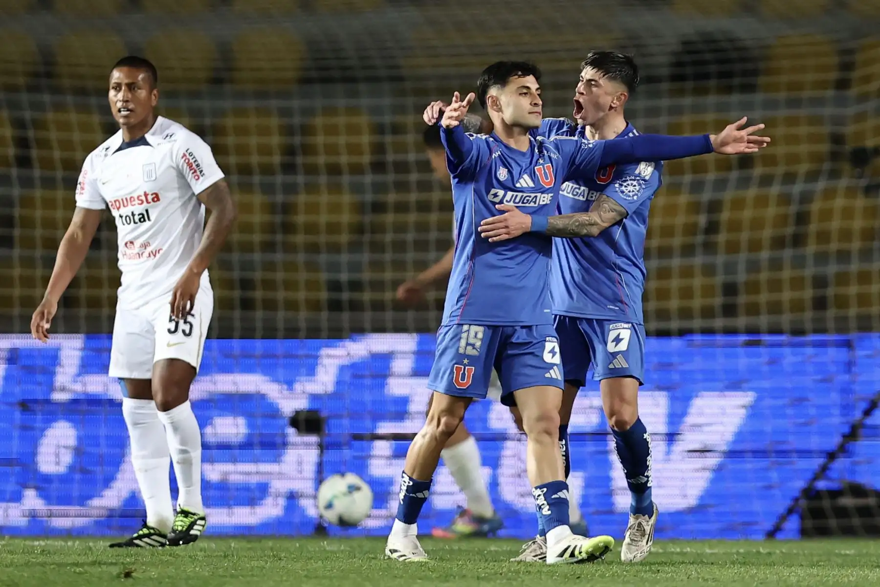 El mediocampista de la Universidad de Chile, Javier Altamirano, celebra tras anotar el segundo gol de su equipo durante el partido de vuelta de los cuartos de final de la Copa Sudamericana entre la Universidad de Chile y Alianza Lima en el Estadio Francisco Sánchez Rumoroso en Coquimbo, Chile. Foto: AFP