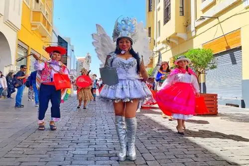 Municipalidad Provincial de Arequipa, organizó el desfile, donde no faltaron danzas como el Wititi, Carnaval de Arequipa, Montonero, entre otros; que hicieron bailar al público.