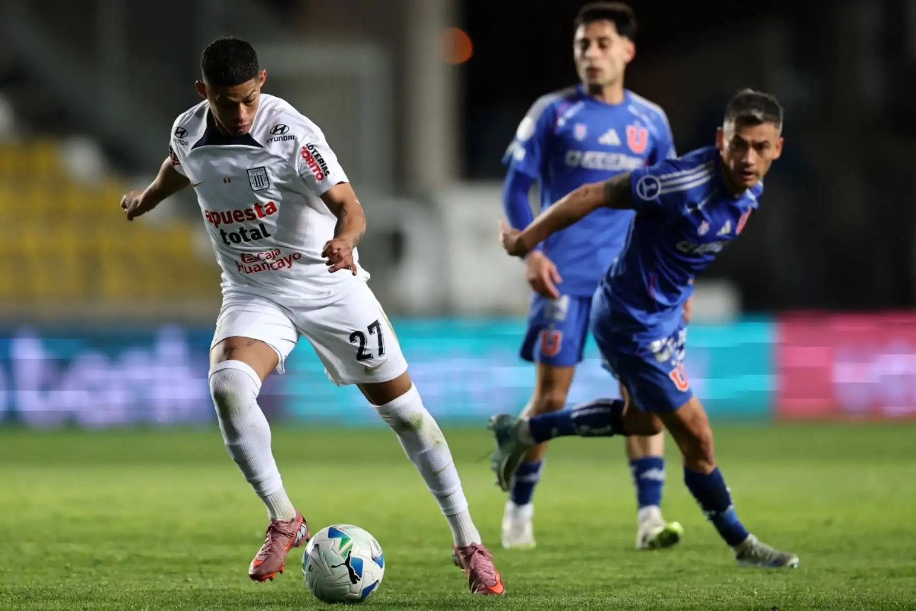 El delantero de Alianza Lima, Kevin Quevedo, dribla al mediocampista de la Universidad de Chile, Charles Aranguiz, durante el partido de vuelta de los cuartos de final de la Copa Sudamericana entre la Universidad de Chile y Alianza Lima en el Estadio Francisco Sánchez Rumoroso en Coquimbo, Chile. Foto: AFP
