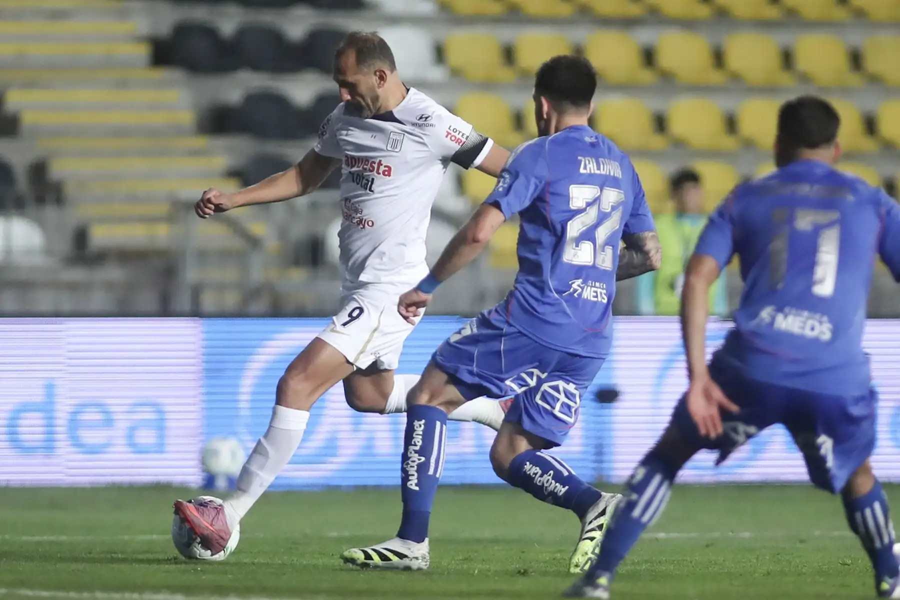 Matías Zaldivia de U. de Chile disputa el balón con Hernán Barcos de Alianza este jueves, en el partido de la Copa Sudamericana entre Universidad de Chile y Alianza Lima en el estadio Francisco Sánchez Rumoroso, en Coquimbo, Chile. Foto: AFP