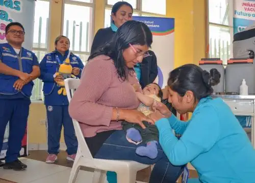 La Dirección Regional de Salud de Junín inició la campaña de cierre de brecjas de vacunación 2025 "Vacunas al día, salud para toda la vida" con la meta de aplicar más de 100,000 dosis de vacuna a niños, gestantes y adultos mayores de la región. Foto: Pedro Tinoco